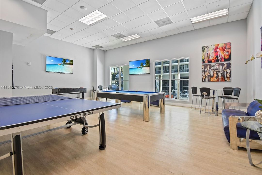 For Sale: $410,000 (1 beds, 1 baths, 822 Square Feet)