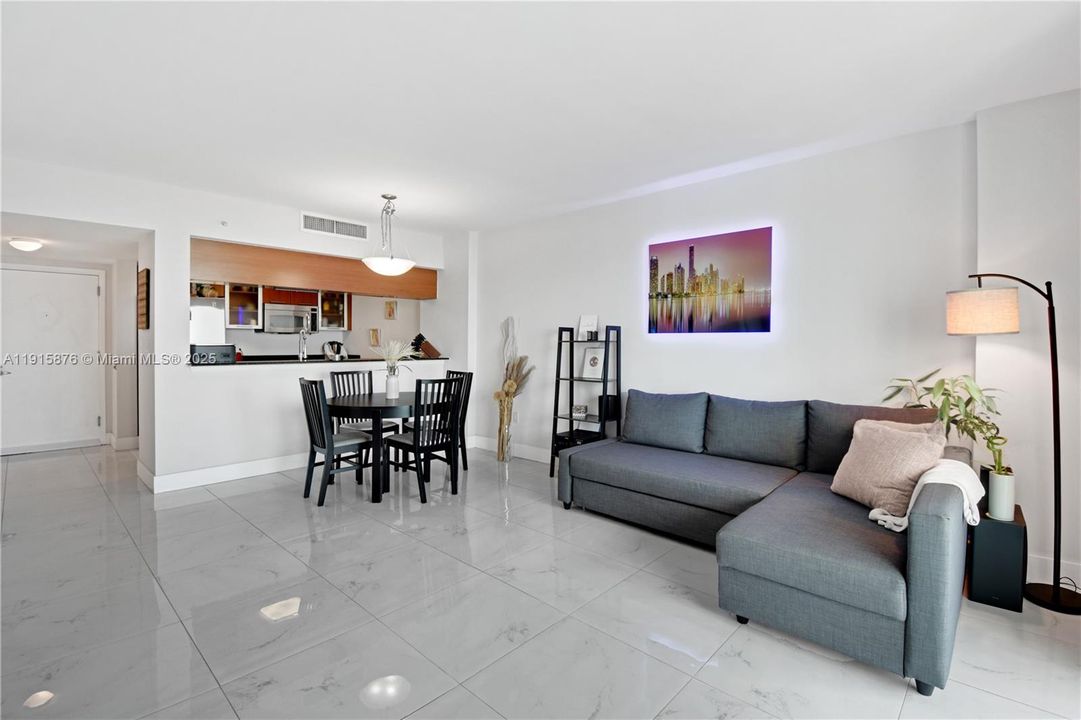 For Sale: $410,000 (1 beds, 1 baths, 822 Square Feet)