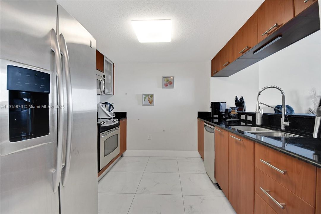 For Sale: $410,000 (1 beds, 1 baths, 822 Square Feet)