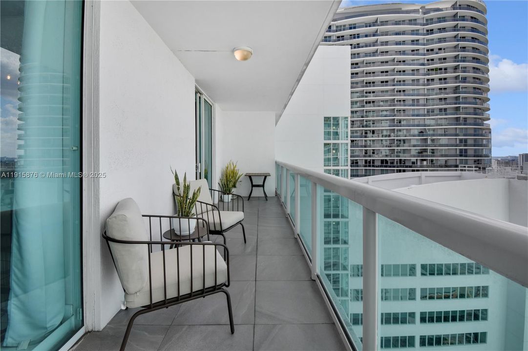 For Sale: $410,000 (1 beds, 1 baths, 822 Square Feet)