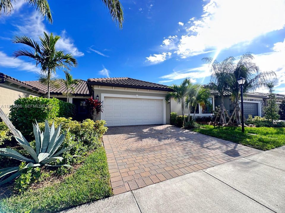 В аренду: $2,700 (2 спален, 2 ванн, 1577 Квадратных фут)