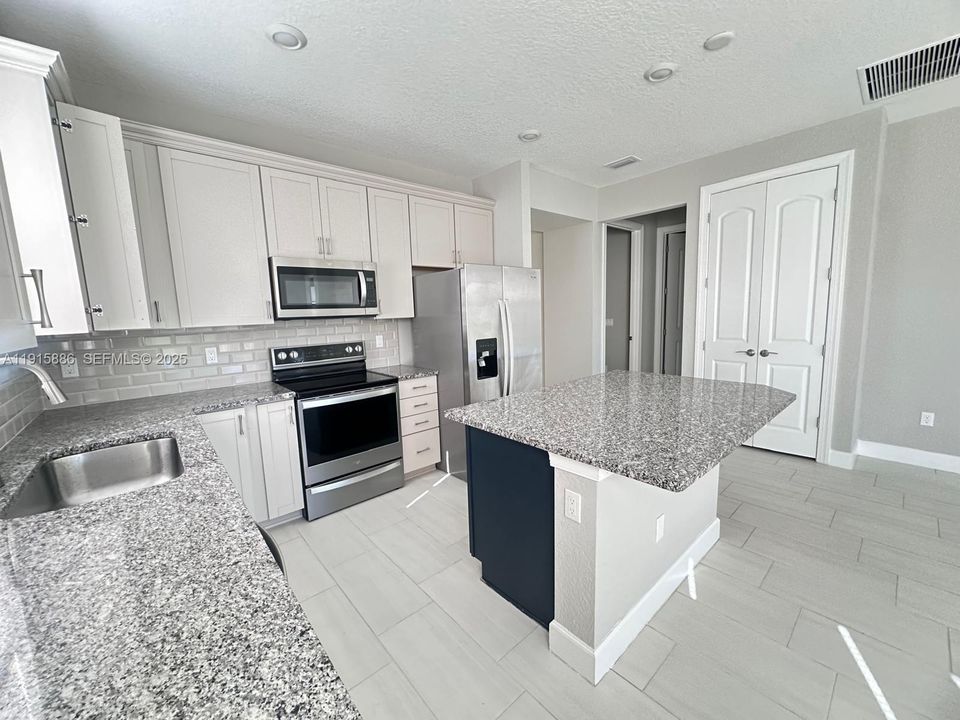 В аренду: $2,700 (2 спален, 2 ванн, 1577 Квадратных фут)