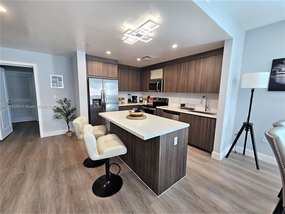 For Sale: $649,000 (2 beds, 2 baths, 1170 Square Feet)