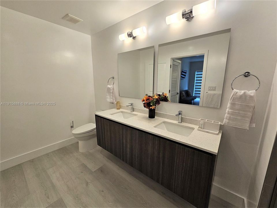 For Sale: $649,000 (2 beds, 2 baths, 1170 Square Feet)