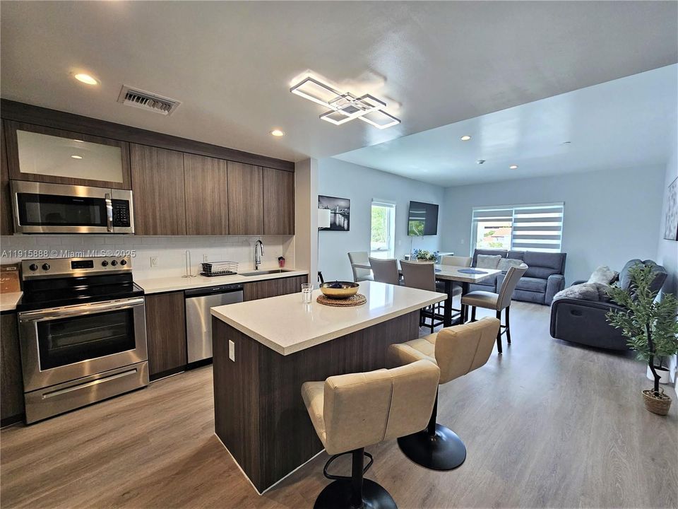 For Sale: $649,000 (2 beds, 2 baths, 1170 Square Feet)