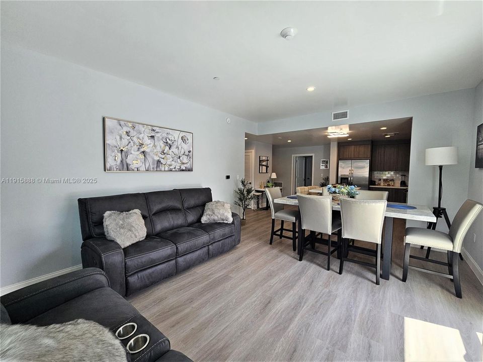 For Sale: $649,000 (2 beds, 2 baths, 1170 Square Feet)