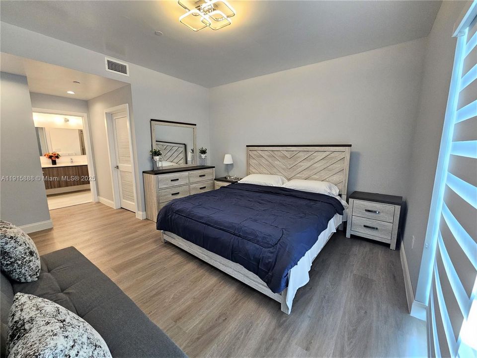 For Sale: $649,000 (2 beds, 2 baths, 1170 Square Feet)