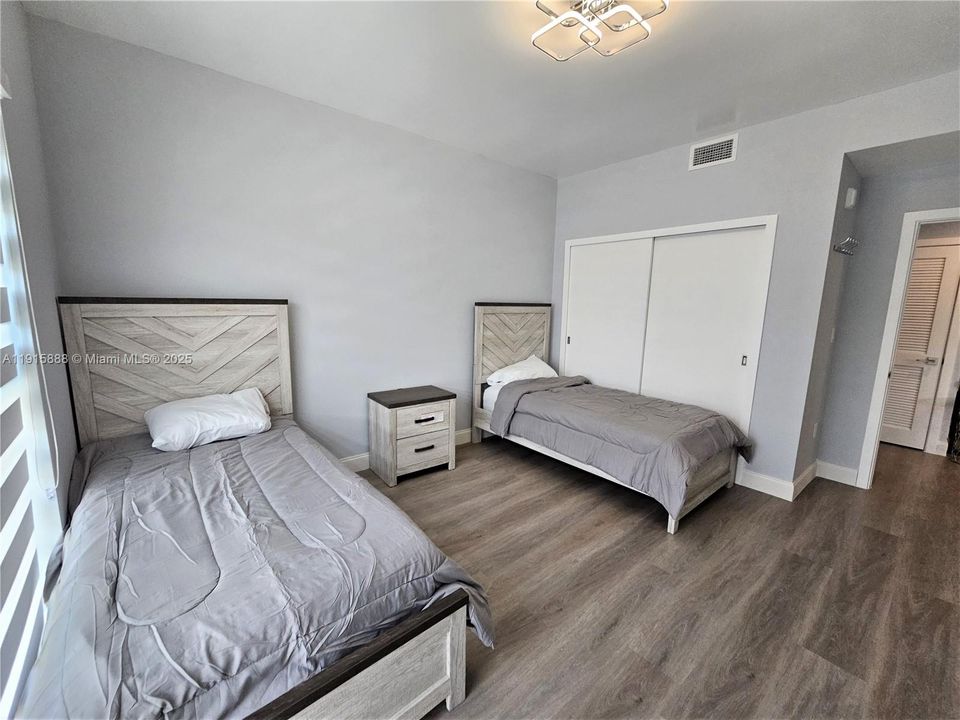 For Sale: $649,000 (2 beds, 2 baths, 1170 Square Feet)