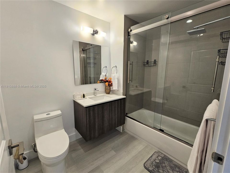 For Sale: $649,000 (2 beds, 2 baths, 1170 Square Feet)