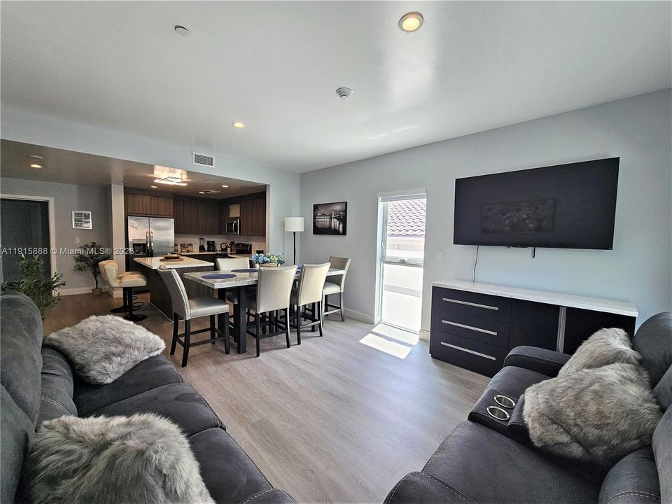 For Sale: $649,000 (2 beds, 2 baths, 1170 Square Feet)