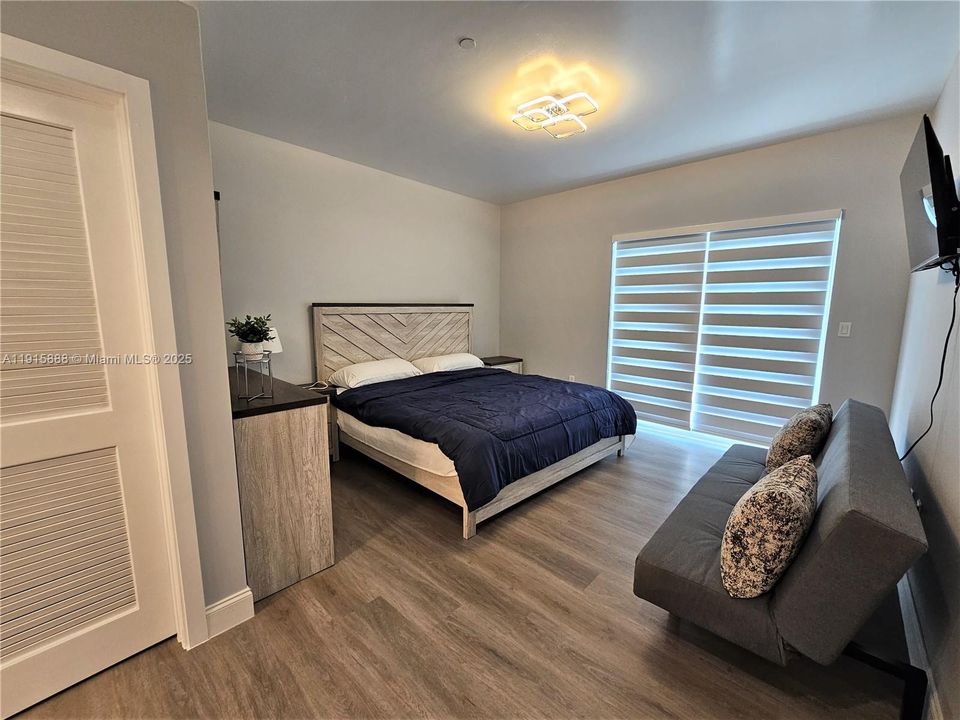 For Sale: $649,000 (2 beds, 2 baths, 1170 Square Feet)