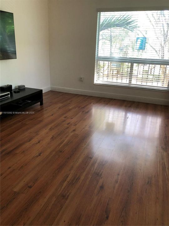 For Sale: $419,000 (2 beds, 1 baths, 969 Square Feet)