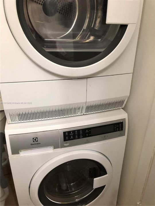 For Sale: $419,000 (2 beds, 1 baths, 969 Square Feet)