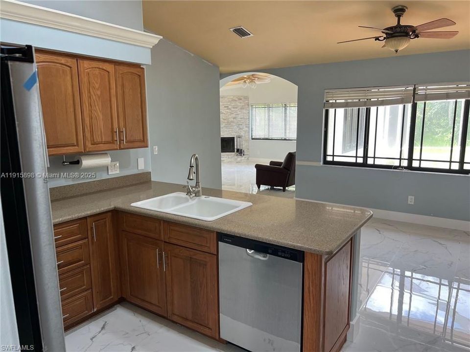 待售: $638,900 (5 贝兹, 3 浴室, 2585 平方英尺)