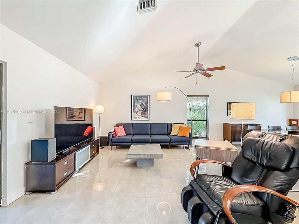 待售: $690,000 (3 贝兹, 2 浴室, 1805 平方英尺)