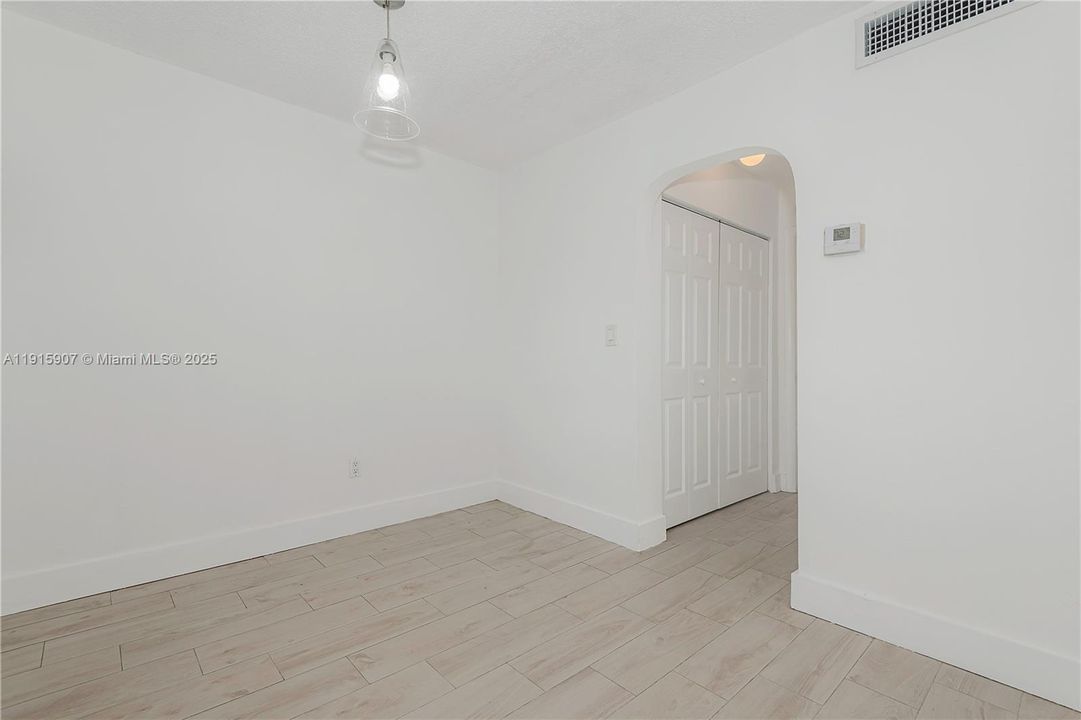 合同活跃: $2,100 (1 贝兹, 1 浴室, 660 平方英尺)