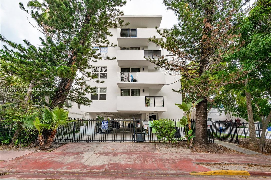 合同活跃: $2,100 (1 贝兹, 1 浴室, 660 平方英尺)