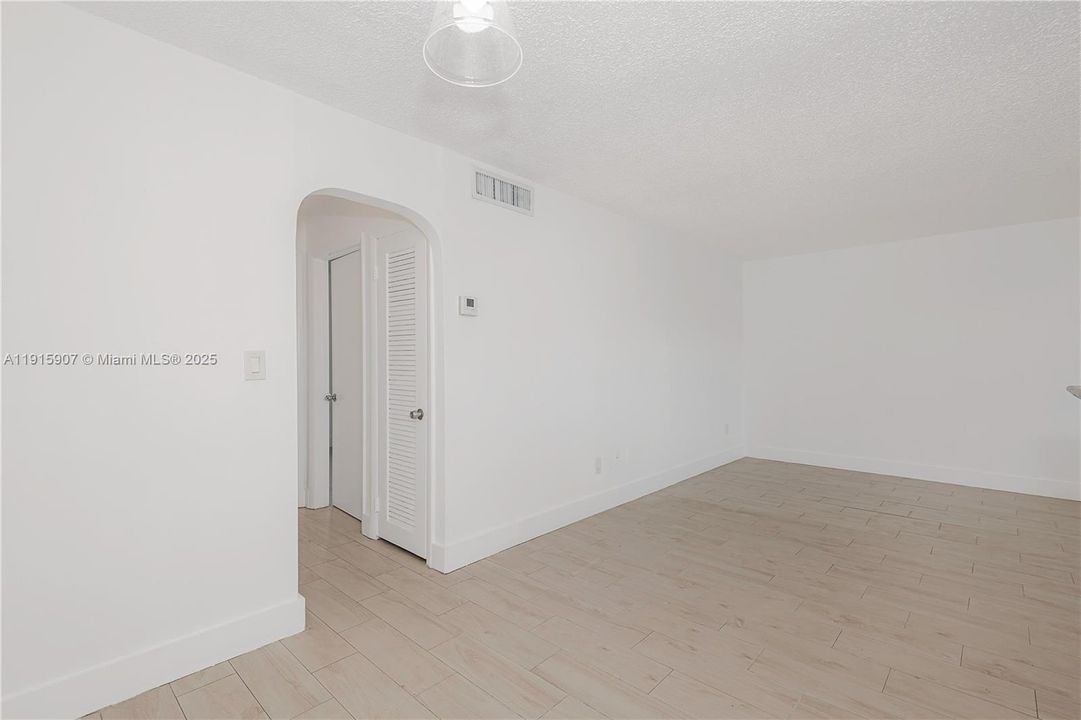 合同活跃: $2,100 (1 贝兹, 1 浴室, 660 平方英尺)