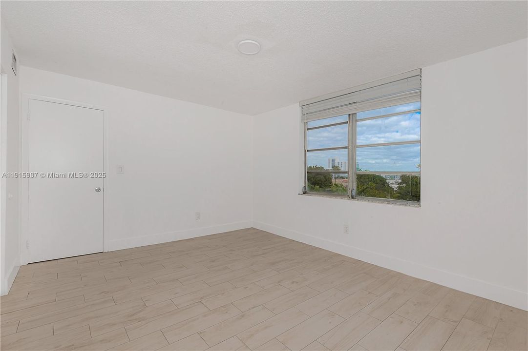 合同活跃: $2,100 (1 贝兹, 1 浴室, 660 平方英尺)