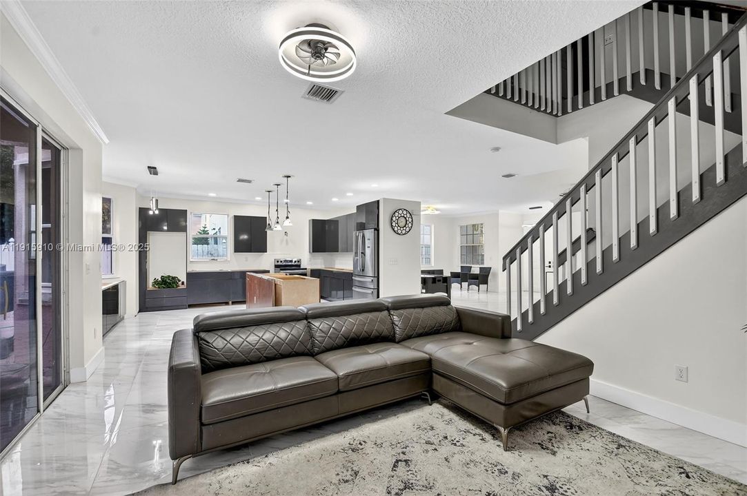 For Sale: $600,000 (5 beds, 2 baths, 2693 Square Feet)