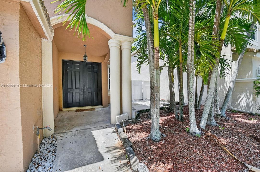 For Sale: $600,000 (5 beds, 2 baths, 2693 Square Feet)