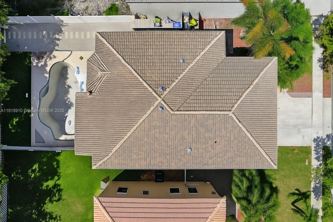 For Sale: $600,000 (5 beds, 2 baths, 2693 Square Feet)