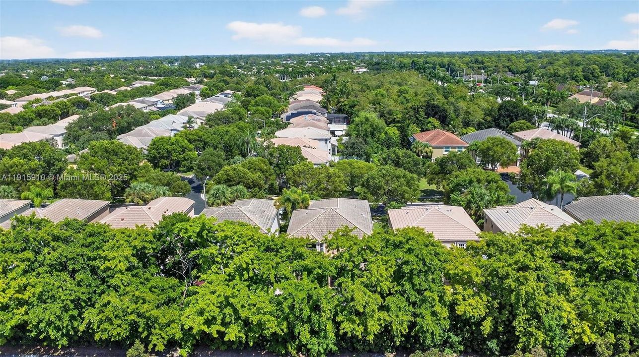 For Sale: $600,000 (5 beds, 2 baths, 2693 Square Feet)