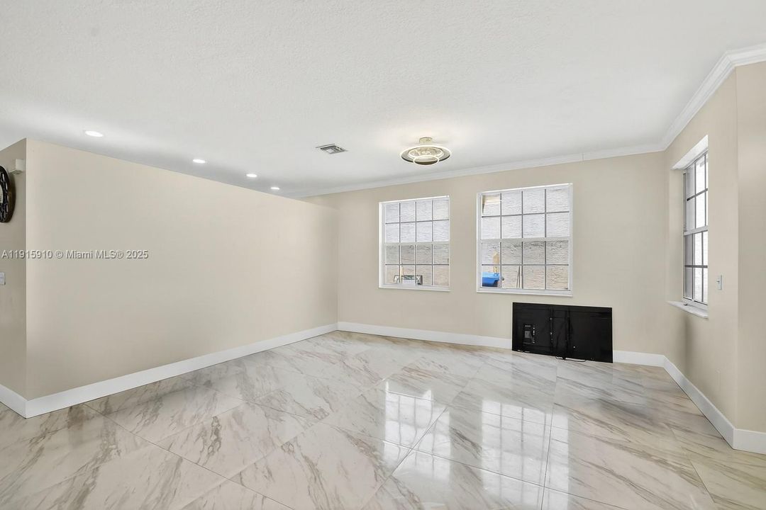 For Sale: $600,000 (5 beds, 2 baths, 2693 Square Feet)