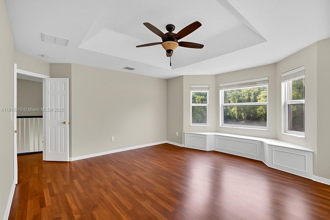 For Sale: $600,000 (5 beds, 2 baths, 2693 Square Feet)