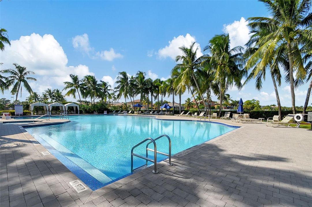 For Sale: $600,000 (5 beds, 2 baths, 2693 Square Feet)