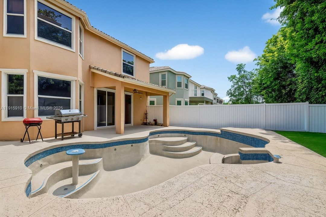 For Sale: $600,000 (5 beds, 2 baths, 2693 Square Feet)