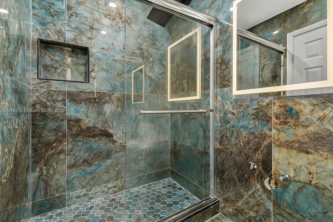 For Sale: $600,000 (5 beds, 2 baths, 2693 Square Feet)