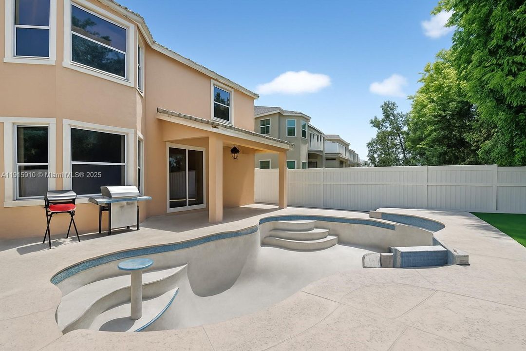 For Sale: $600,000 (5 beds, 2 baths, 2693 Square Feet)