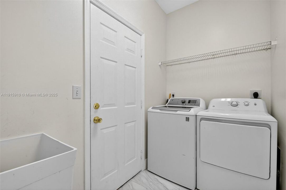 For Sale: $600,000 (5 beds, 2 baths, 2693 Square Feet)