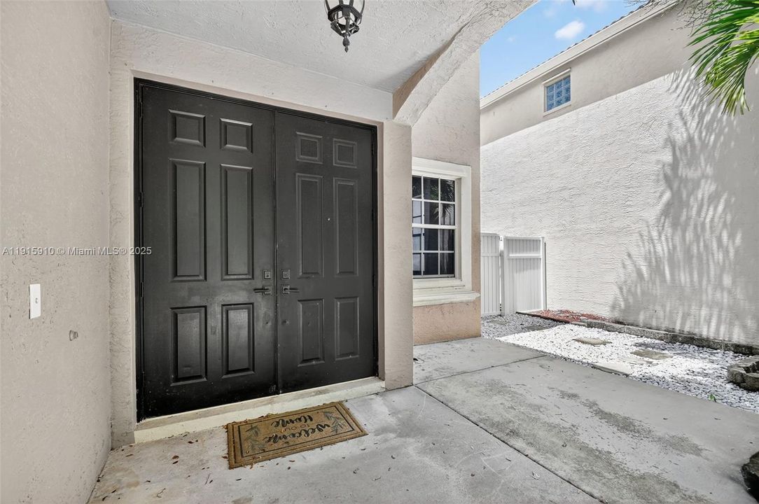 For Sale: $600,000 (5 beds, 2 baths, 2693 Square Feet)