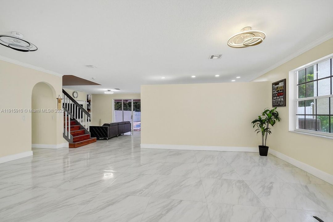 For Sale: $600,000 (5 beds, 2 baths, 2693 Square Feet)