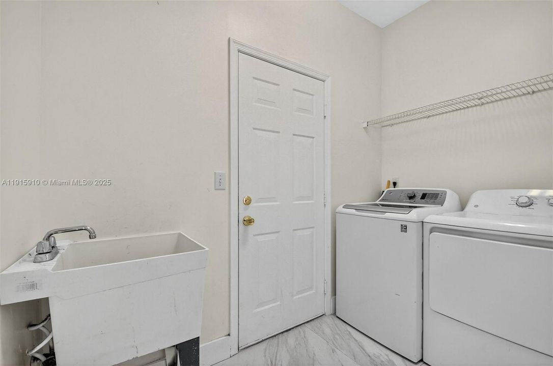 For Sale: $600,000 (5 beds, 2 baths, 2693 Square Feet)