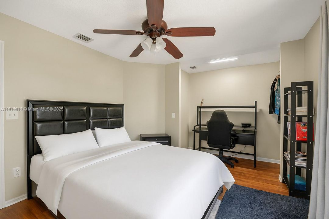 For Sale: $600,000 (5 beds, 2 baths, 2693 Square Feet)