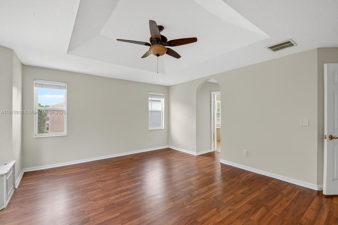 For Sale: $600,000 (5 beds, 2 baths, 2693 Square Feet)