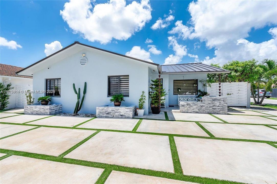 合同活跃: $4,200 (4 贝兹, 3 浴室, 1643 平方英尺)