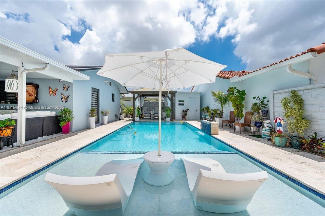 合同活跃: $4,200 (4 贝兹, 3 浴室, 1643 平方英尺)