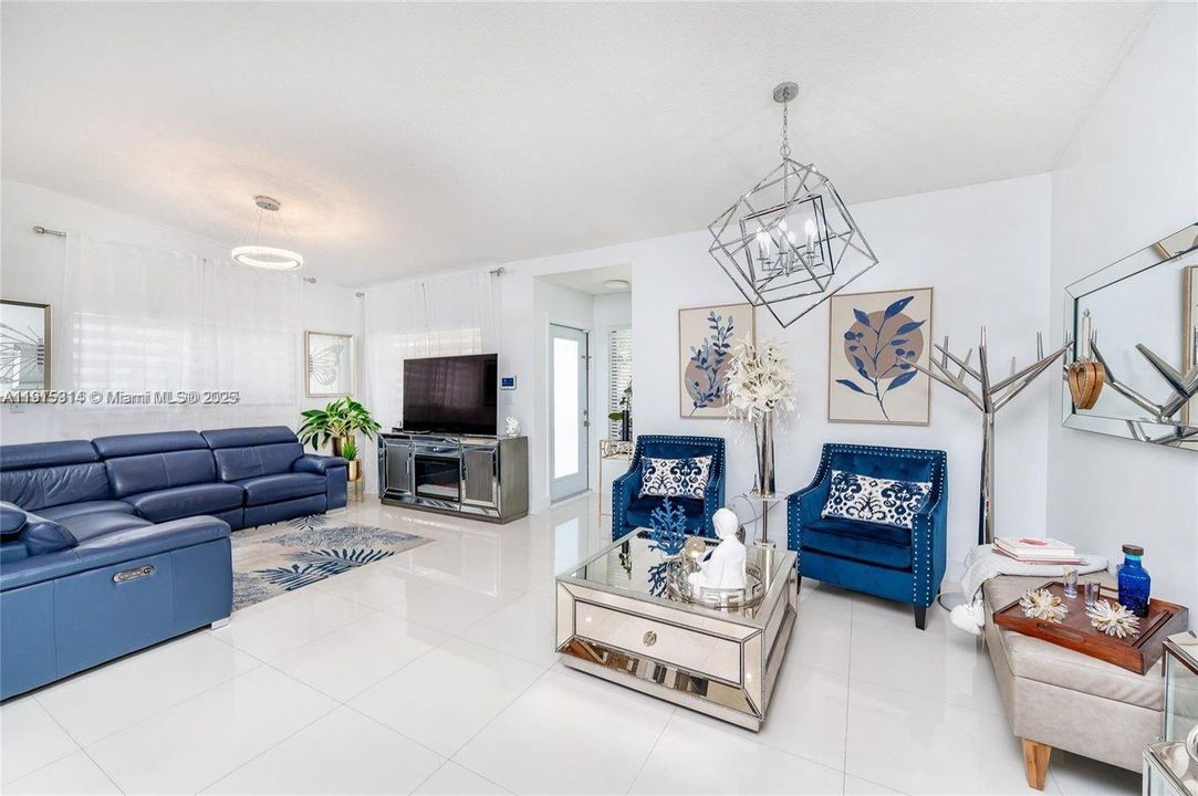 合同活跃: $4,200 (4 贝兹, 3 浴室, 1643 平方英尺)