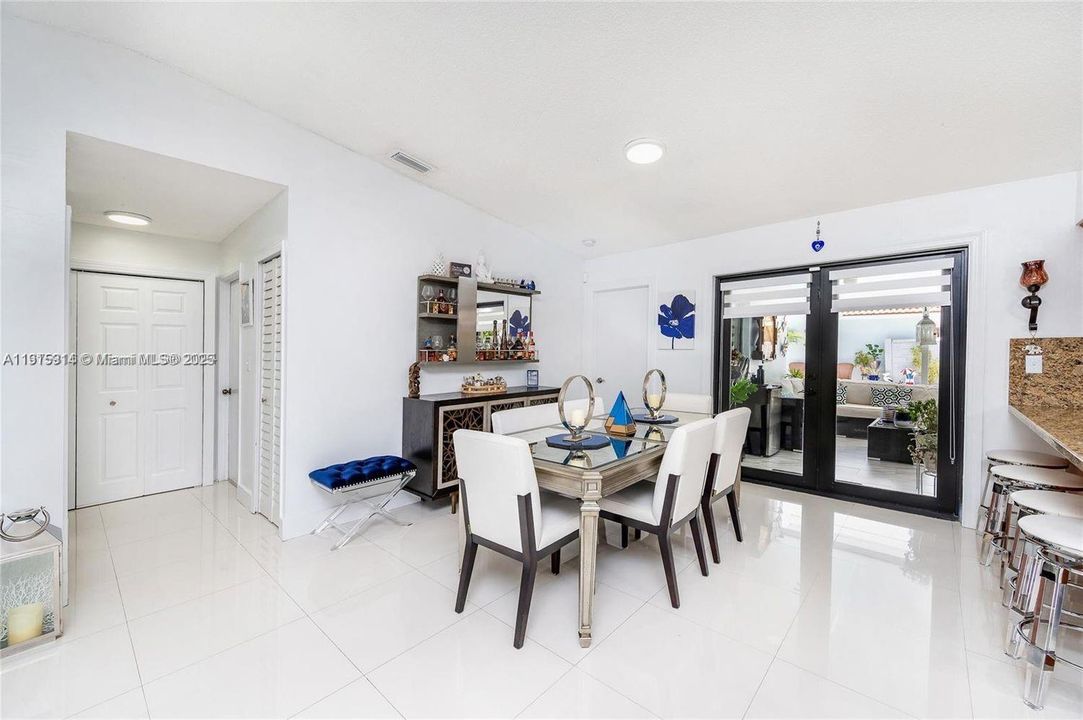 合同活跃: $4,200 (4 贝兹, 3 浴室, 1643 平方英尺)