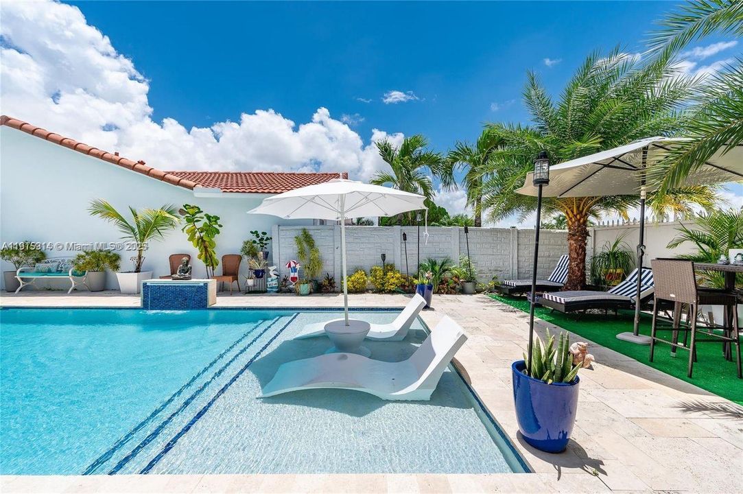 合同活跃: $4,200 (4 贝兹, 3 浴室, 1643 平方英尺)