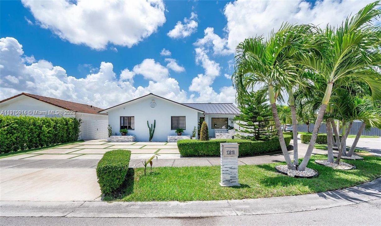 合同活跃: $4,200 (4 贝兹, 3 浴室, 1643 平方英尺)