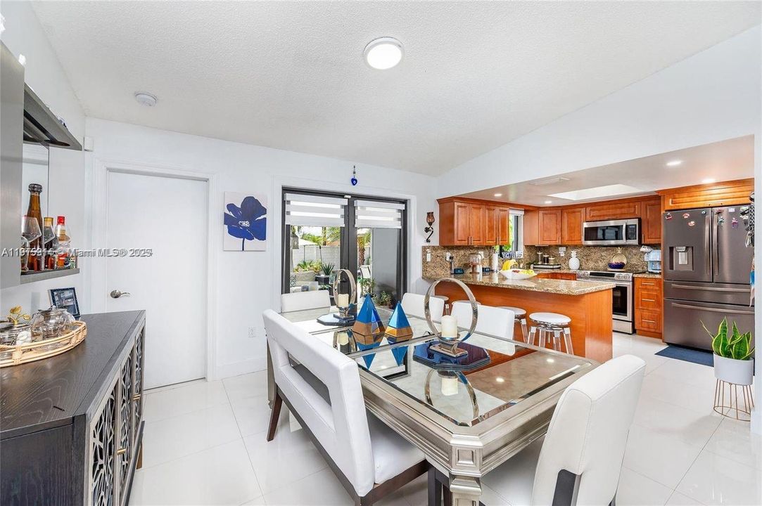 合同活跃: $4,200 (4 贝兹, 3 浴室, 1643 平方英尺)