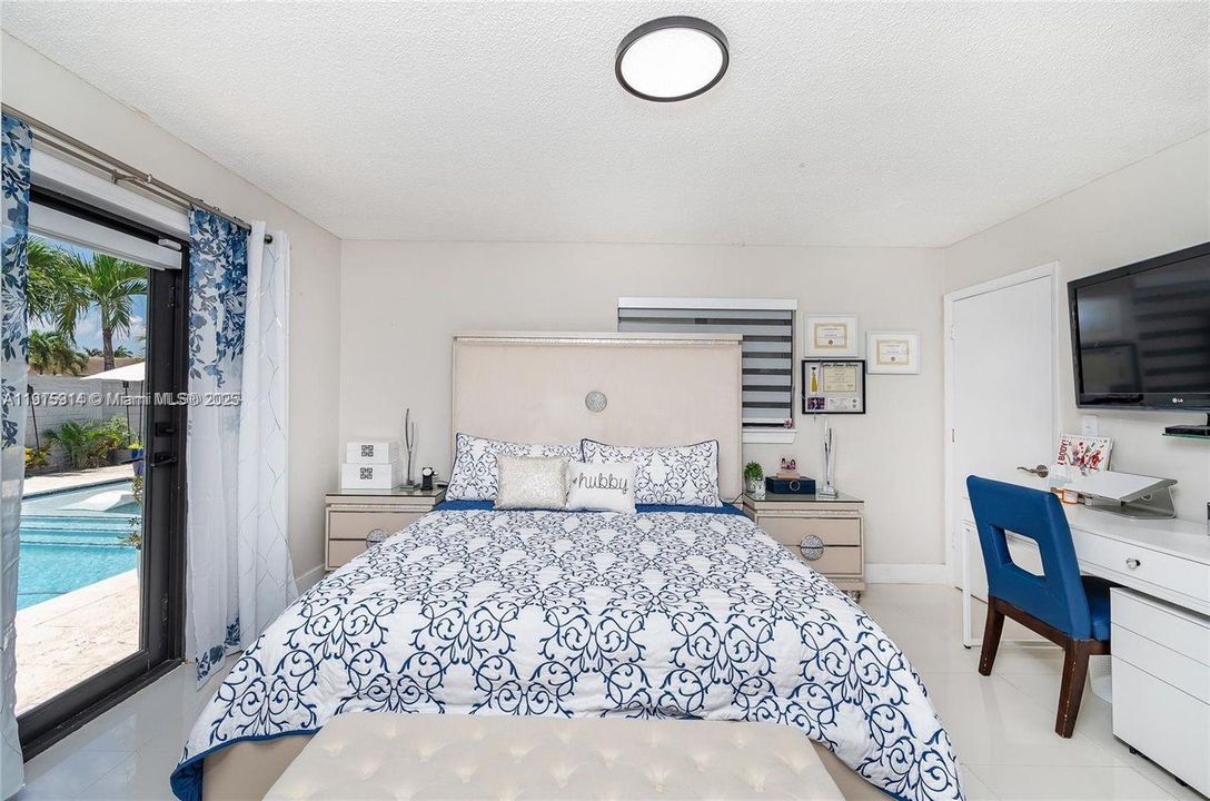 合同活跃: $4,200 (4 贝兹, 3 浴室, 1643 平方英尺)