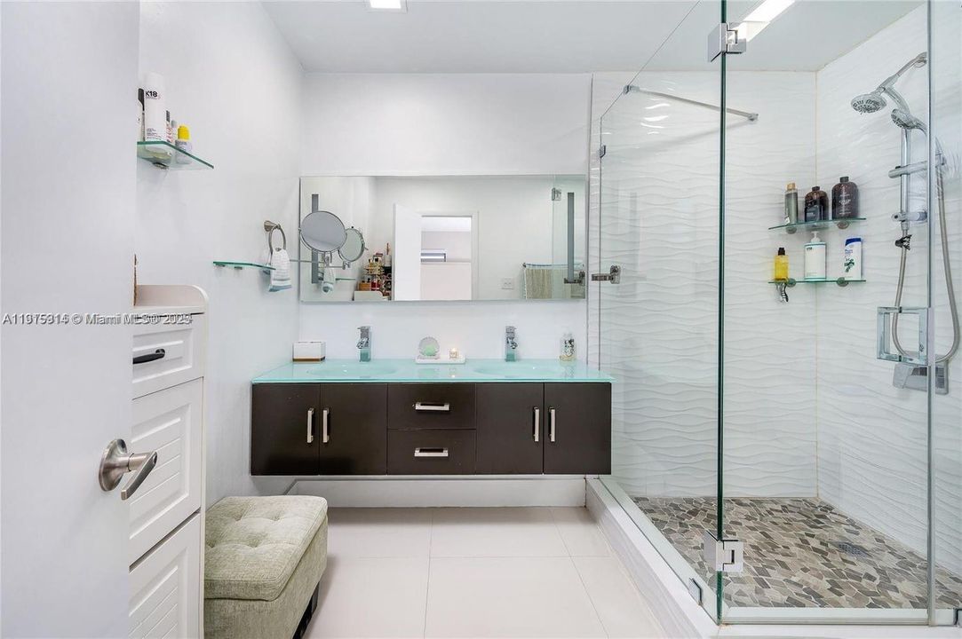 合同活跃: $4,200 (4 贝兹, 3 浴室, 1643 平方英尺)