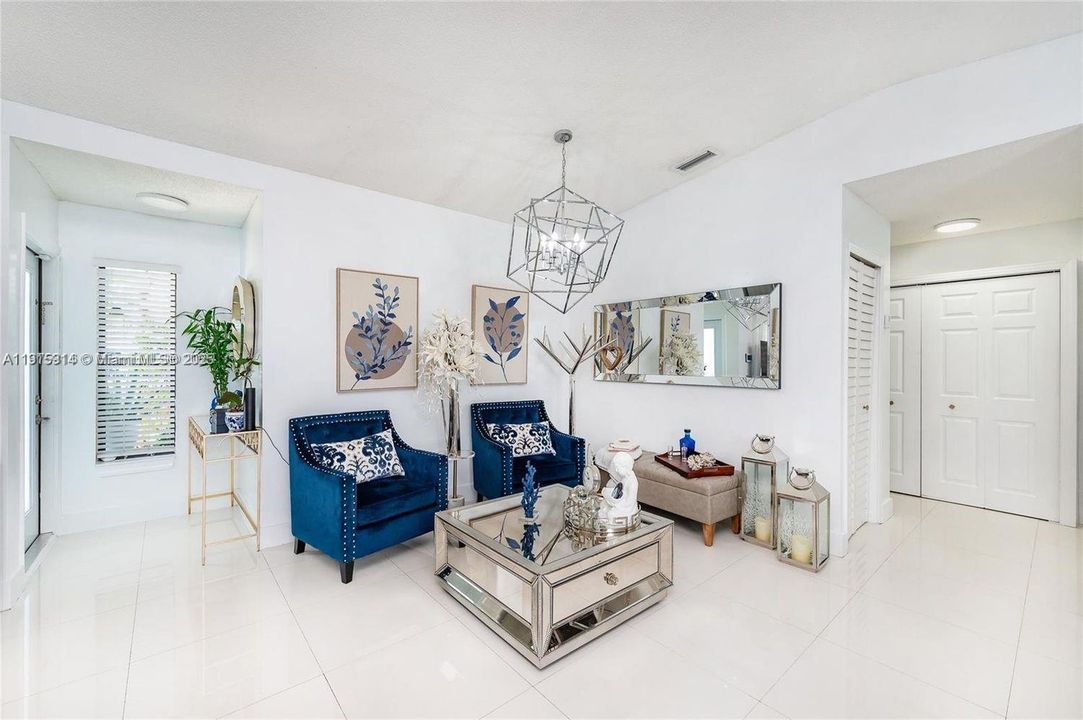 合同活跃: $4,200 (4 贝兹, 3 浴室, 1643 平方英尺)