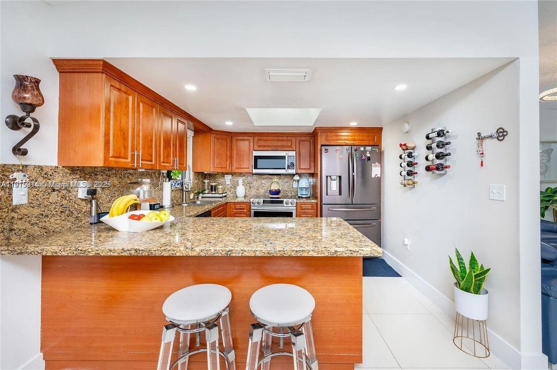 合同活跃: $4,200 (4 贝兹, 3 浴室, 1643 平方英尺)